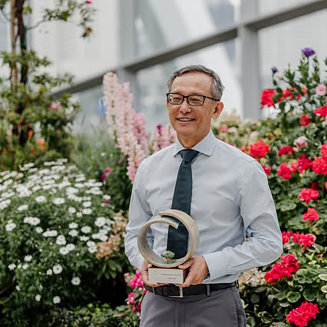Associate Professor Simon Tay receives President's Award for the Environment